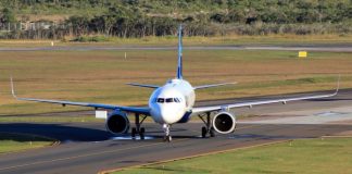 aviando taxiando na pista visto de frente