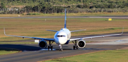 aviando taxiando na pista visto de frente