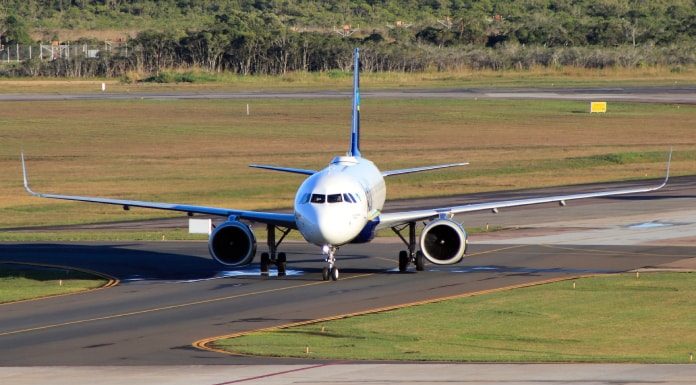 aviando taxiando na pista visto de frente