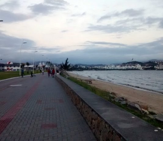 calçadão da av. beira-mar de são josé em dia nublado e ventoso, com pessoas ao longe