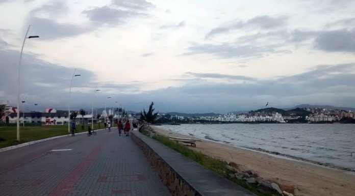 calçadão da av. beira-mar de são josé em dia nublado e ventoso, com pessoas ao longe