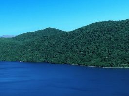 foto aérea da lagoa do peri com morro ao fundo praia na margem