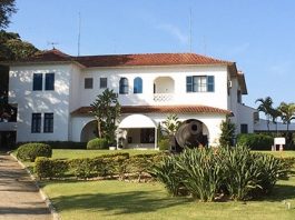 Operação Pleumon: agentes fazem busca na casa do governador Carlos Moisés fachada e jardim da casa d'agronômica