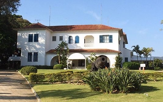 Operação Pleumon: agentes fazem busca na casa do governador Carlos Moisés fachada e jardim da casa d'agronômica