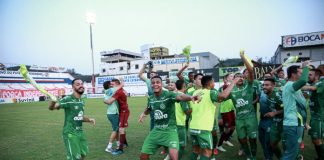 jogadores da chapecoense uniformizados fazendo festa e comemorando em campo