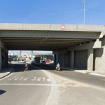 tunel sob a rodovia br 101 com carro passando e moto