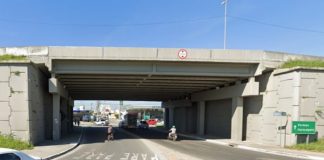 tunel sob a rodovia br 101 com carro passando e moto