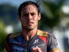 felipe manente usando uniforme de triatlo de são josé correndo de frente para a foto
