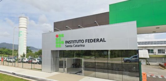 Inscrições abertas para Ensino Médio Técnico no IFSC IFSC: fachada do instituto federal de santa catarina com inscrição do nome no campus de coqueiros; torre de caixa d'água ao fundo