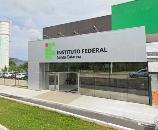 IFSC é o melhor instituto federal do país pela sexta vez IFSC: fachada do instituto federal de santa catarina com inscrição do nome no campus de coqueiros; torre de caixa d'água ao fundo