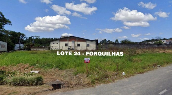 foto do terreno com poucos imóveis em volta e inscrição lote 24 - forquilhas sobre a foto