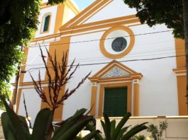Lotação de templos religiosos é alterada fachada da igreja matriz de são josé com plantas na frente