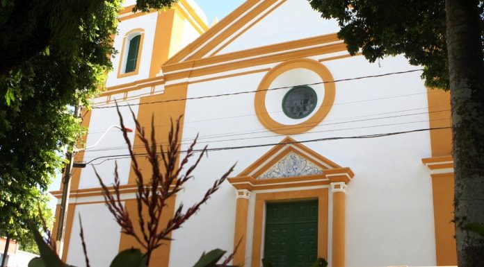 fachada da igreja matriz de são josé com plantas na frente