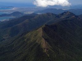 foto aérea do morro do cambirela e mais montanhas ao fundo