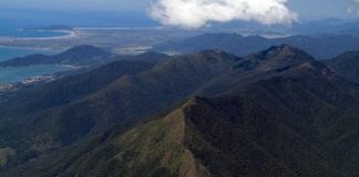 foto aérea do morro do cambirela e mais montanhas ao fundo