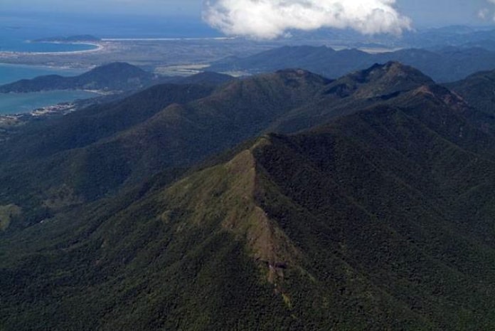 foto aérea do morro do cambirela e mais montanhas ao fundo