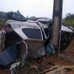 carro tombado de lado com teto batido em poste, destruído