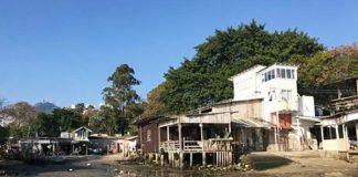 casas sobre palafitas em área de praia e lodosa na ponta do coral