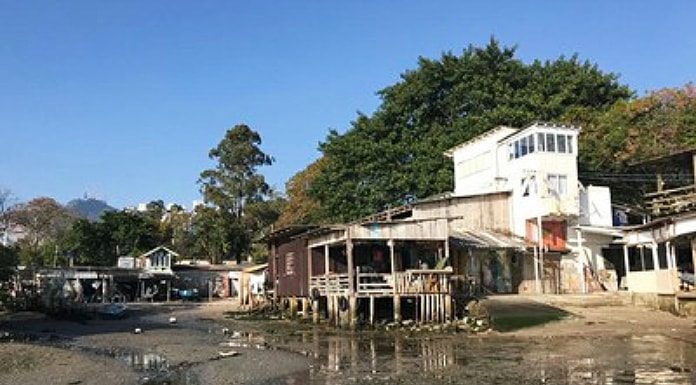 casas sobre palafitas em área de praia e lodosa na ponta do coral