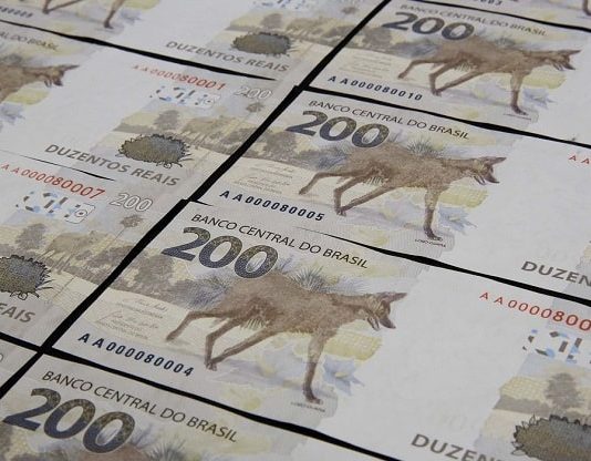 cédulas de 200 reais com o lobo-guará estampado