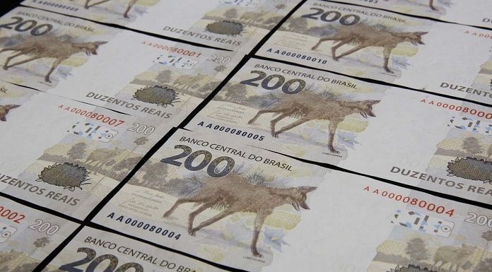 cédulas de 200 reais com o lobo-guará estampado