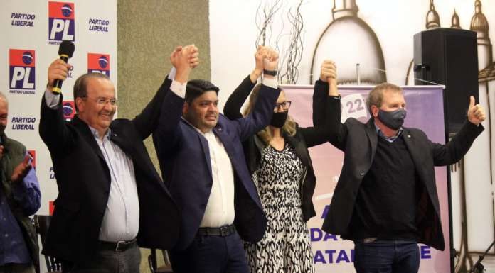 jorginho, clonny, simone e skudlark com as mãos dadas e os braços levantados olhando para a mesma direção
