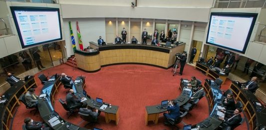 Pacotaço na Alesc tem dezenas de projetos aprovados plenário da alesc visto de cima