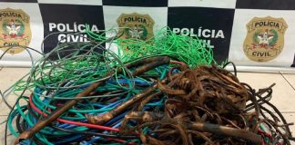 bolo de cabos elétricos de diversas cores, alguns desencapados, em chão da delegacia