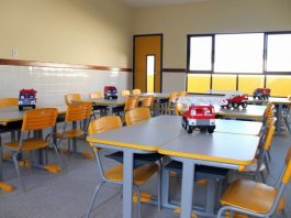 Biguaçu faz pesquisa sobre o retorno das aulas presenciais sala de aula com carteiras e cadeiras organizadas com caminhão de brinque sobre a mesa