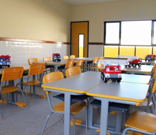 Biguaçu faz pesquisa sobre o retorno das aulas presenciais sala de aula com carteiras e cadeiras organizadas com caminhão de brinque sobre a mesa