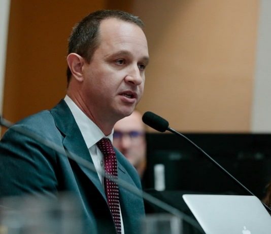 Jorge Tasca, secretário de Administração, pede exoneração jorge tasca usa terno e fala ao microfone