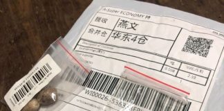 dois pequenos saquinhos transparentes com sementes dentro sobre um pacote com código de barra e inscrição em chinês