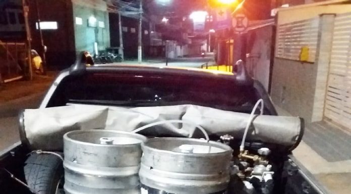 caçamba de caminhonete cheia de barril de chopp e outros equipamentos