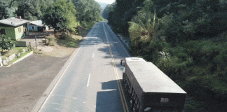 gif mostra van e carro ultrapassando caminhão em local proibido