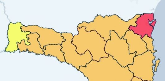 Apenas uma região de SC está classificada em risco máximo para contágio por coronavírus mapa de sc com nordeste em vermelho, demais regiões em laranja e extremo oeste em amarelo