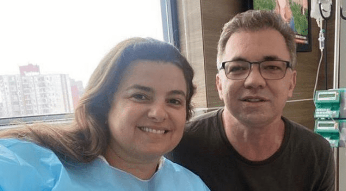 Prefeito Gean Loureiro recebe alta adiantada do hospital esposa de gean e gean abraçados posam para a foto alegres