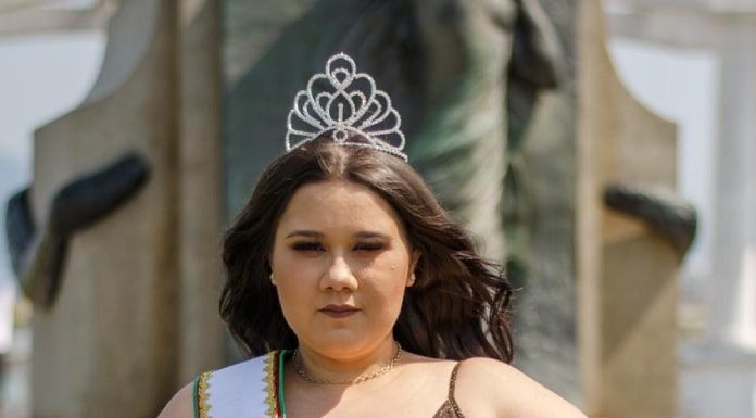 elizabete posa para a foto usando coroa e faixa miss são josé plus size