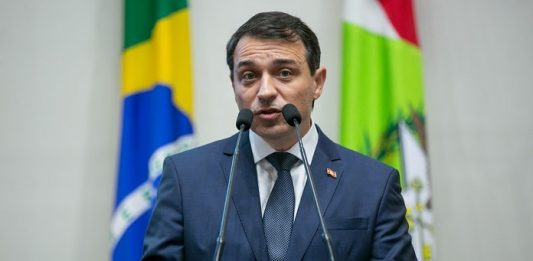 AO VIVO: Moisés e Daniela podem ser afastados do governo nesta sexta-feira MPSC arquiva investigação contra Moisés no caso dos respiradores