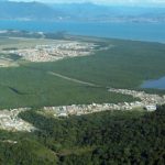 foto aérea dos mangues da reserva com áreas com construções