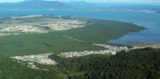 foto aérea dos mangues da reserva com áreas com construções