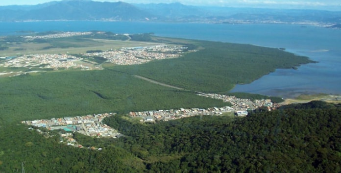 foto aérea dos mangues da reserva com áreas com construções