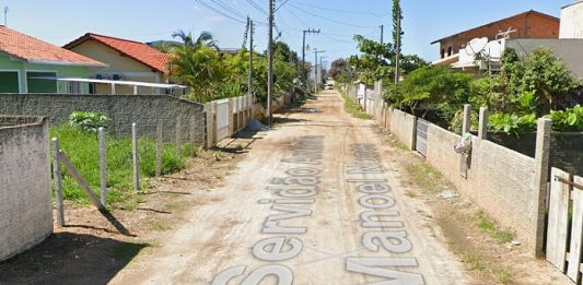 Mulher de 24 anos é morta no Rio Vermelho, Norte da Ilha Mulher de 24 anos: imagem da servidão com rua de terra e nome da servidão escrito por cima; casas em volta