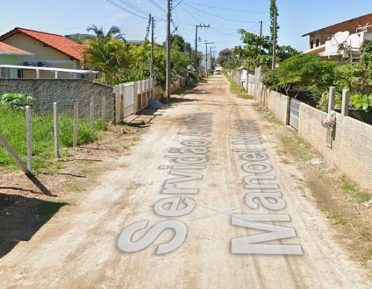 Mulher de 24 anos: imagem da servidão com rua de terra e nome da servidão escrito por cima; casas em volta