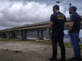 Polícia Federal utilizará drones para fiscalizar as eleições de 2020 dois policiais federais de costas olham para drone no céu ao lado das pontes de florianópolis