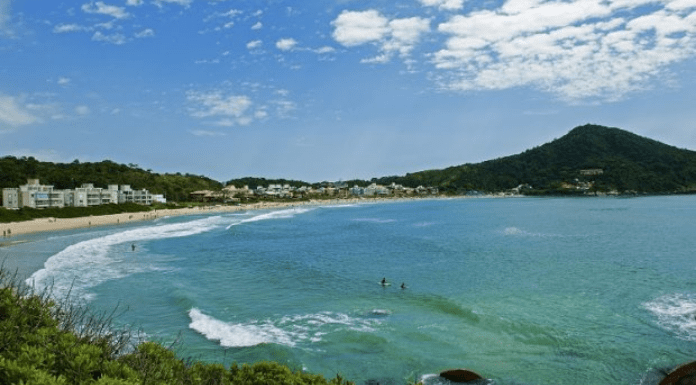 praia e mar vistos do alto; prédios na orla; morro ao fundo