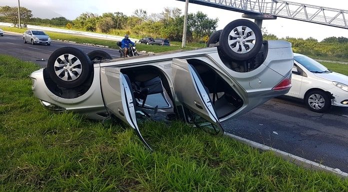 Capotamento na SC-401:caminhonete capotada sobre canteiro da rodovia e passarela ao fundo