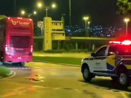 ANTT apreende ônibus da Buser em Florianópolis ônibus da buser seguido por viatura caminhonete da antt com giroflex ligado no entorno da rodoviária