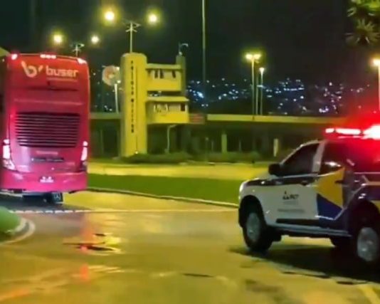 ônibus da buser seguido por viatura caminhonete da antt com giroflex ligado no entorno da rodoviária