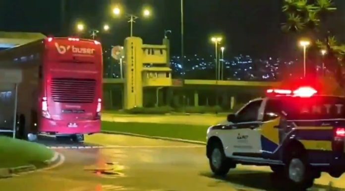 ônibus da buser seguido por viatura caminhonete da antt com giroflex ligado no entorno da rodoviária