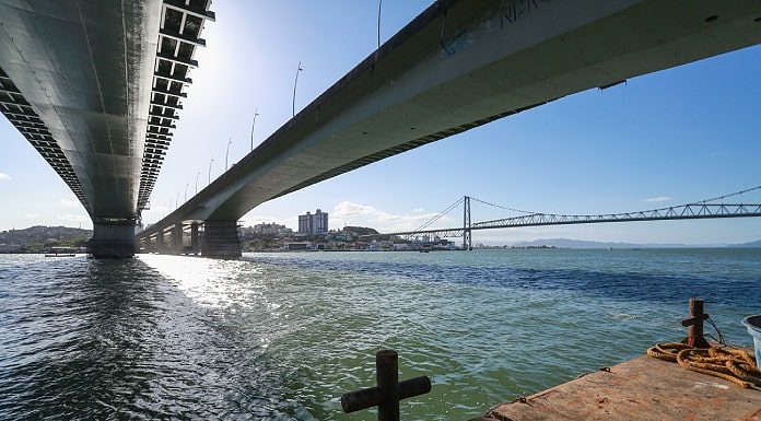 pontes vistas de baixo do lado insular com o mar abaixo em destaque em dia de sol